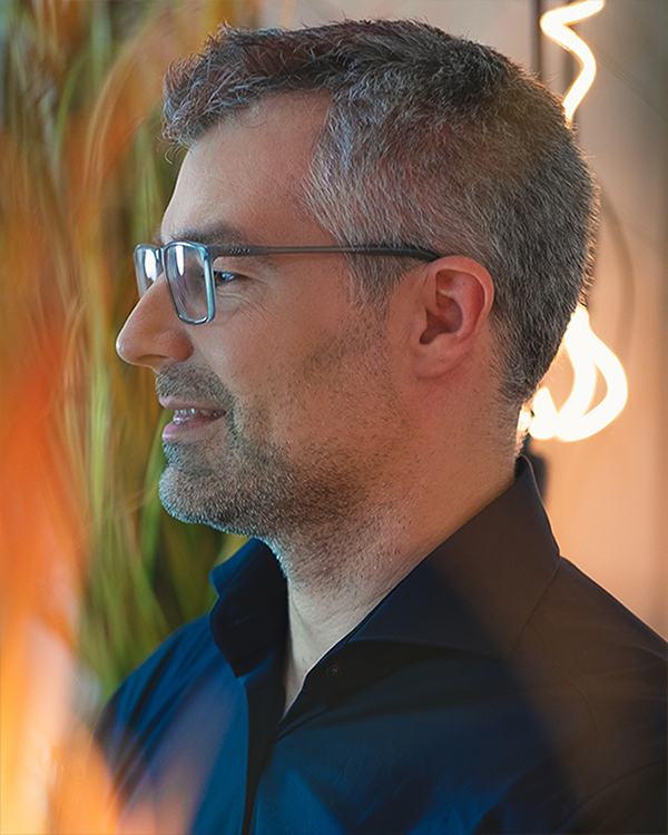 Tobias Theel ist Speaker, Berater und Coach und motiviert und unterstützt bei der erfolgreichen Umsetzung neuer Ideen.